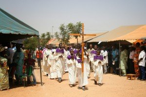 Procesión de la Cruz durante la Misa de la CCB