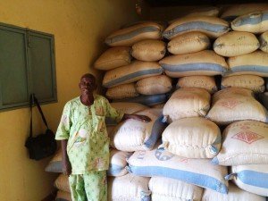 Robert con el stock de maíz del