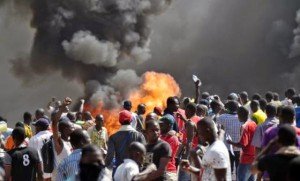 La quema de neumáticos, mobiliario urbano, y coches se sucedió durante todo el día en todo el país_Foto AFP / Issouf Sanogo