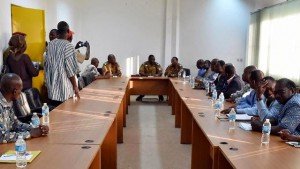 Encuentro entre el Teniente Coronel Zida y los representantes de la coalición de la oposición_Foto AFP / Issouf Sanogo