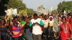 Sortie des femmes avec des spatules de cuisine en l’air. Photo:  RD