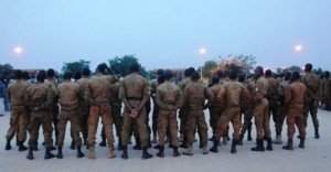 Militares delante del campo "Naaba Kom" donde los miembros del RSP presentaron resistencia