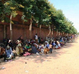 Femmes en train d'attendre leur tour pour demander une bourse d'études