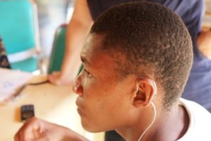 Ismael muy atento a todos los sonidos