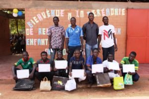 Los 7 niños con el equipo de responsables del proyecto (de izquierda a derecha): Toe, Drissa, Jacques y Mady