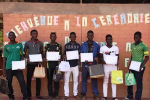 Los 7 niños de la primera promoción de fin de formación en talleres