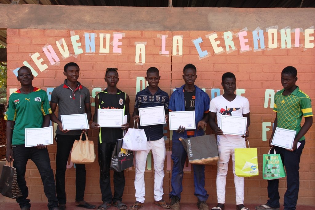 Los 7 niños de la primera promoción de fin de formación en talleres
