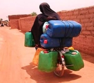 Acceso al AGUA: un 28% de la población no tiene acceso a ella y la gran mayoría de los que tienen acceso, vive a más de 30 minutos a pie de la fuente más cercana.