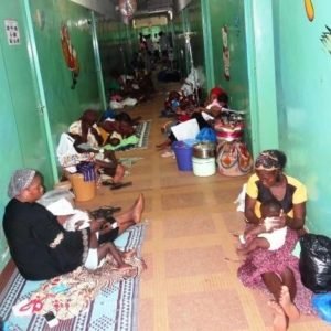 accès à la SANTÉ : un couloir d'urgences de la pédiatrie de l'hôpital public d'Ouagadougou
