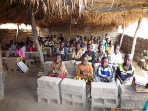 'accès à l'ÉDUCATION : une salle sous toit de paille avec blocs en béton en manière d'un bureau...
