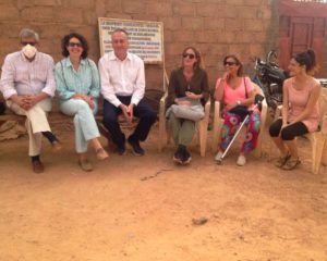 Photo 1: This year’s travelers, with María Bacardit (“petit María”), waiting to be received by the Naaba (the traditional leader) of Zongo.