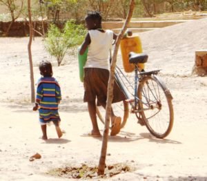 Cenicientas 1 Cargando con dos bidones y cuidando a su prima de vuelta a casa