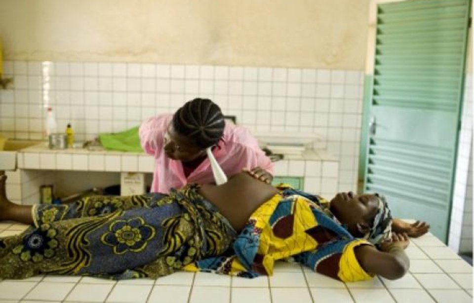 Sage-femme-ausculte-jeune-fille-17-ans-premieres-heures-travail