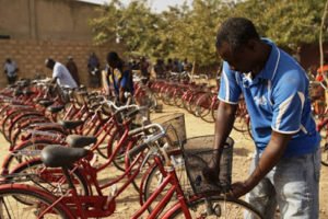 The last touches before entrusting the bikes to their beneficiaries