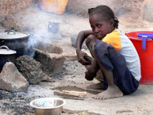 En Burkina más de un 32% de niñas no van a la escuela primaria. Son el objetivo del proyecto de Formación de niñas sin escolarizar" de la FAR, niñas a las que llamamos cariñosamente, "cenicientas" 